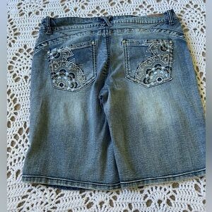 NWOT LEI Juniors Shorts Size 13 Ashley Low rise Bermuda Embellished
